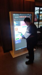 Soluções tecnológicas para eventos corporativos com experiências interativas, credenciamento digital, comunicação visual e inovação para feiras empresariais em São Paulo SP